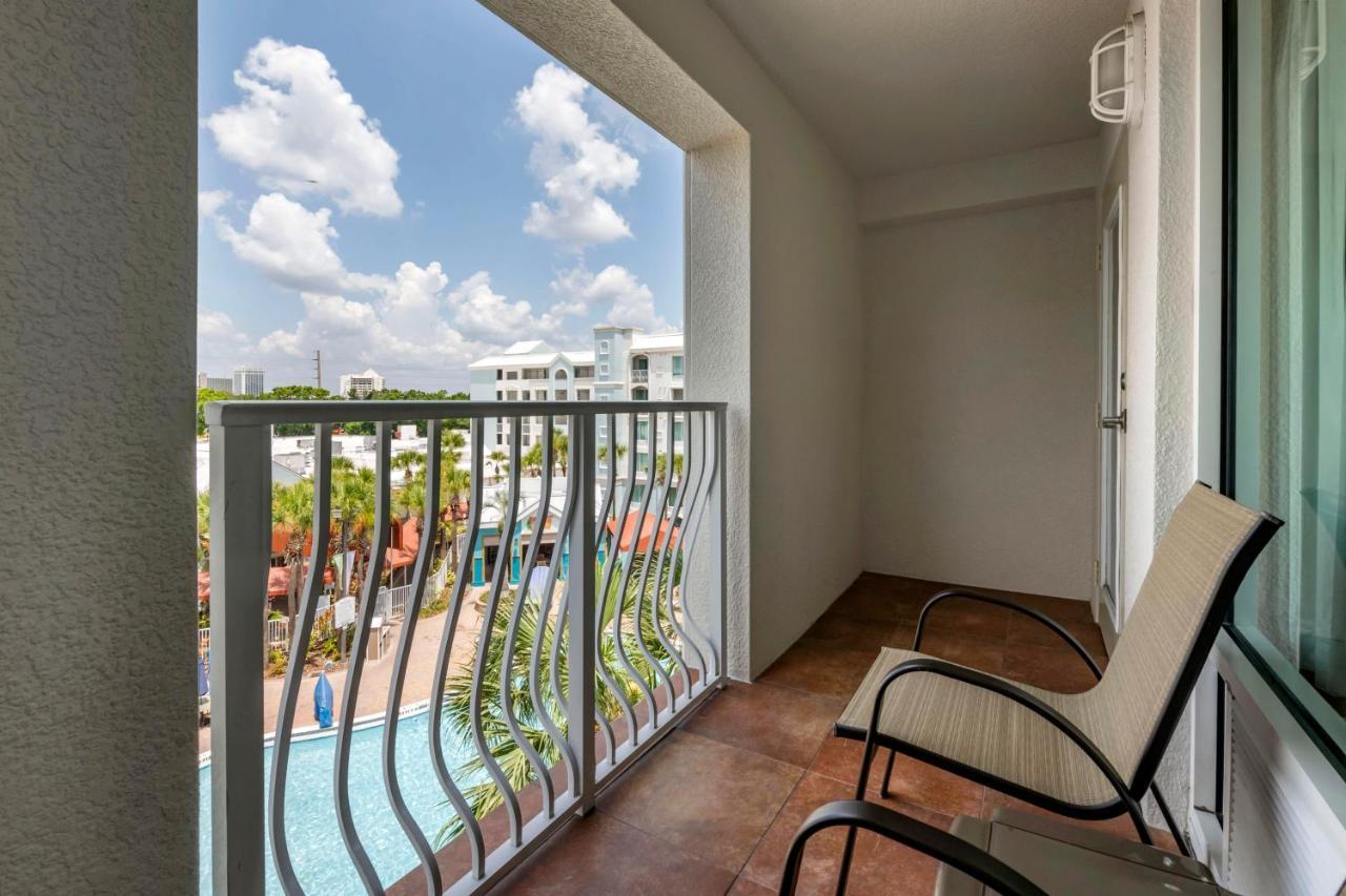 Quarto Premium com 2 Camas Queen-size, Varanda e Vista da Piscina